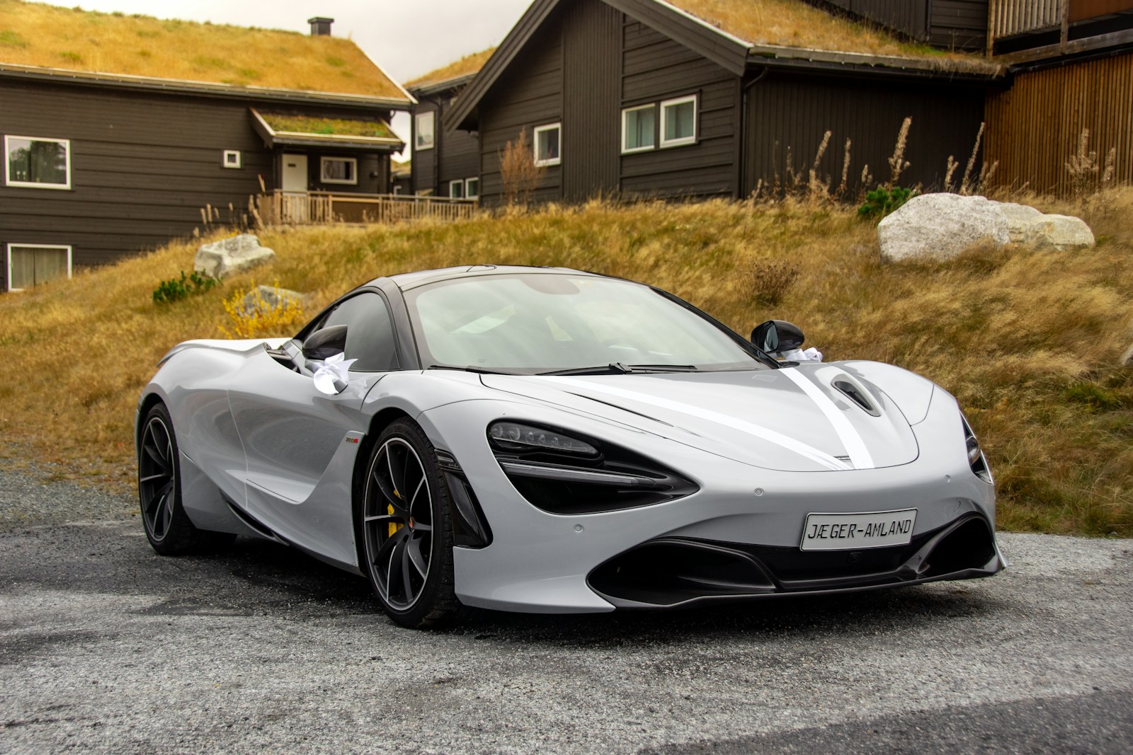 Supercar consegnata in un contesto alpino