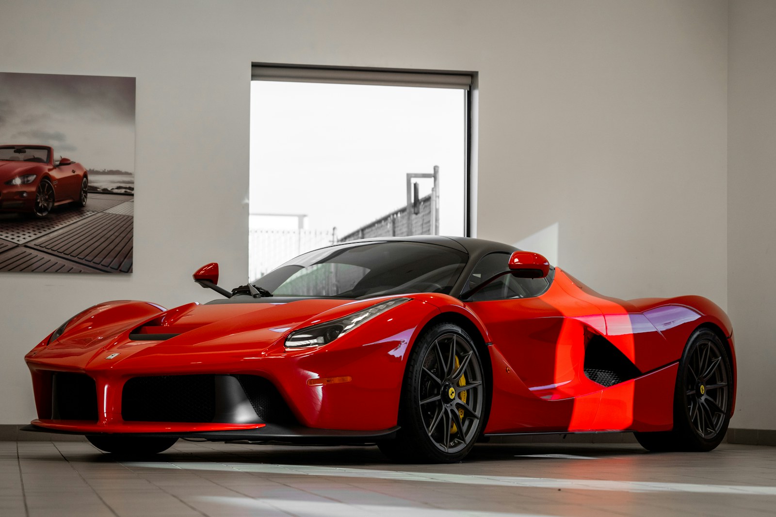 Auto sportiva rossa consegnata in showroom