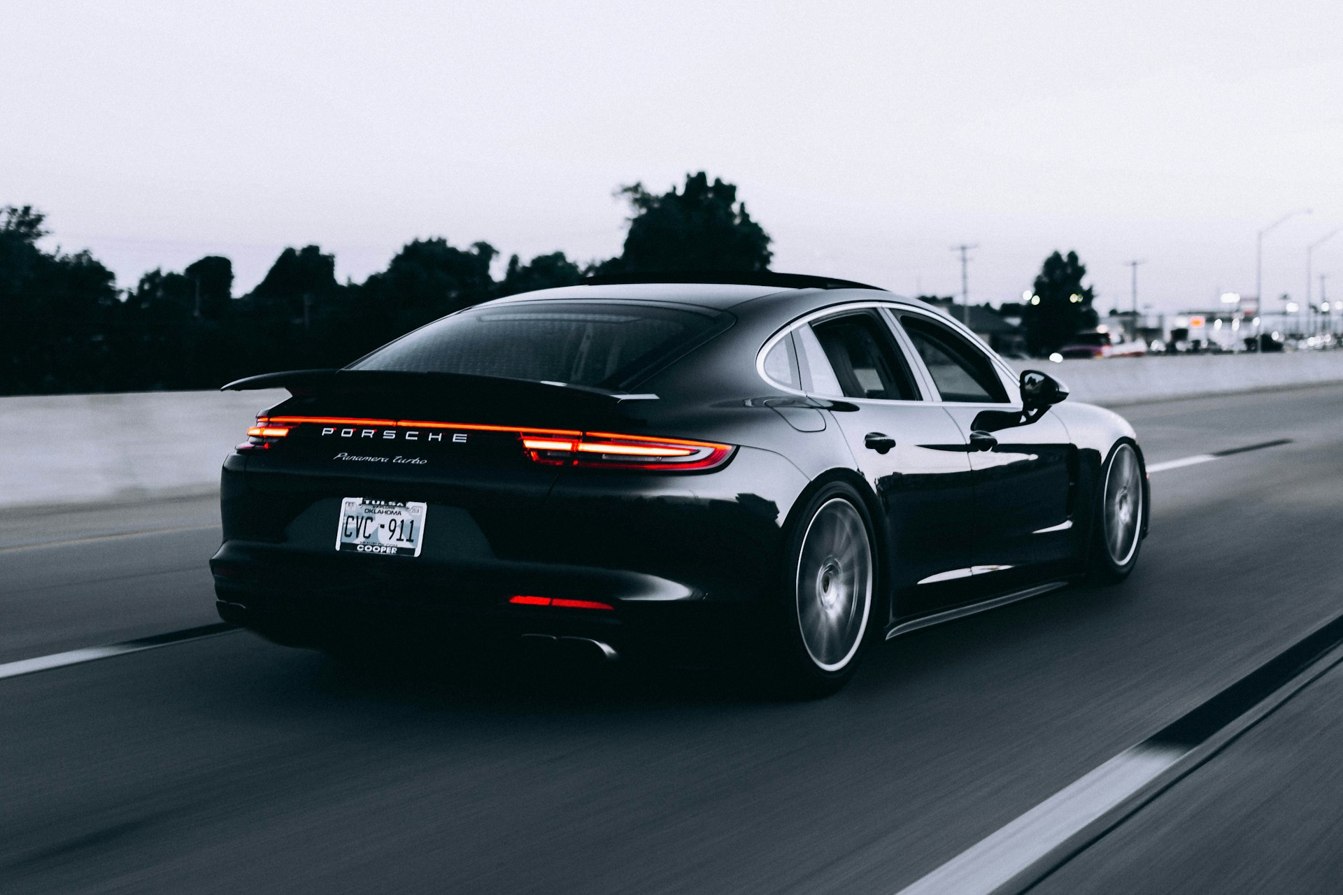 Berlina di lusso nera in autostrada al tramonto